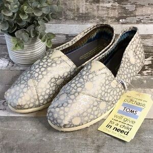 TOMS Silver & Cream Slip-on Flats Sz 9 NWT